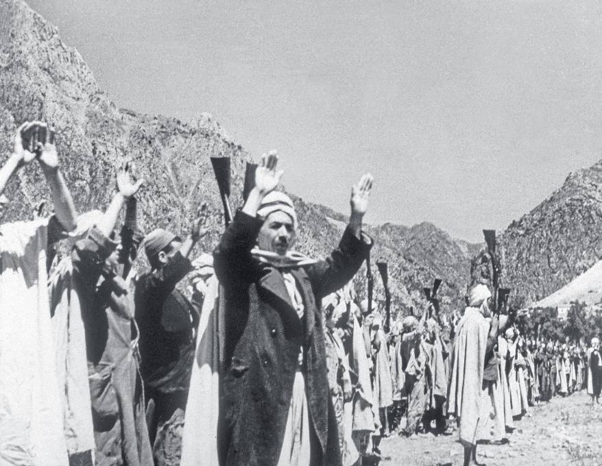 Abou_Sabou's tweet photo. Le #8mai1945, alors que la France fête la capitulation du nazisme,des algériens manifestent pacifiquement pour la liberté à Sétif.
Le jeune Bouzid Saal, est tué pour avoir brandi un drapeau algérien.Pour rétablir l'ordre colonial,l'armée française massacrera plus de 40000 civils. https://t.co/cp8yBl40js