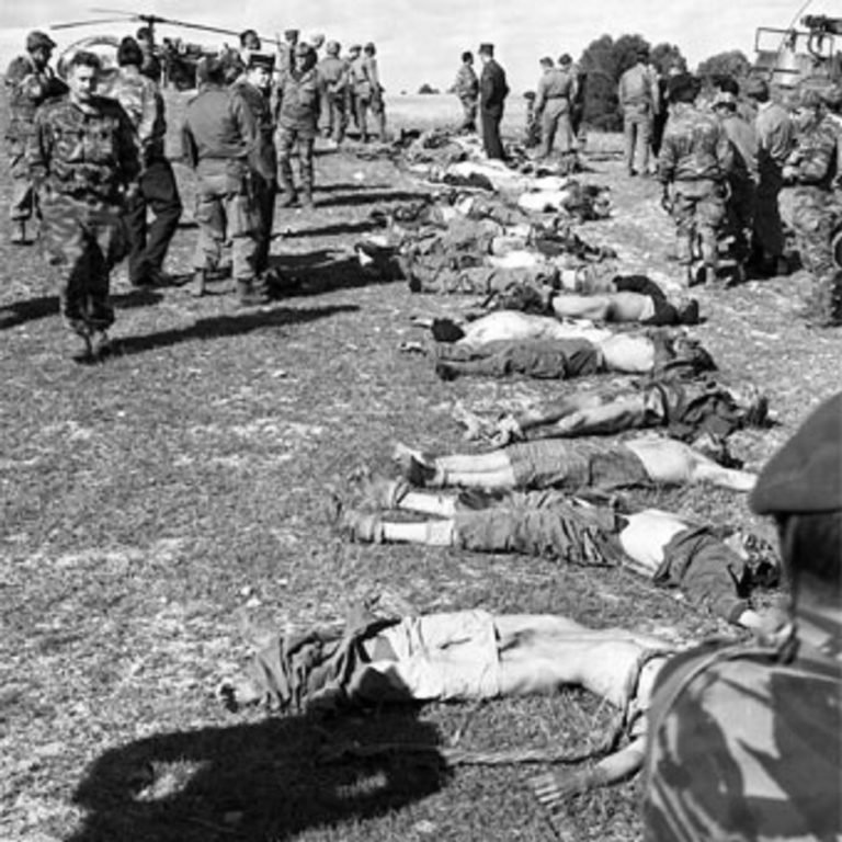 Le #8mai1945, alors que la France fête la capitulation du nazisme,des algériens manifestent pacifiquement pour la liberté à Sétif.
Le jeune Bouzid Saal, est tué pour avoir brandi un drapeau algérien.Pour rétablir l'ordre colonial,l'armée française massacrera plus de 40000 civils.