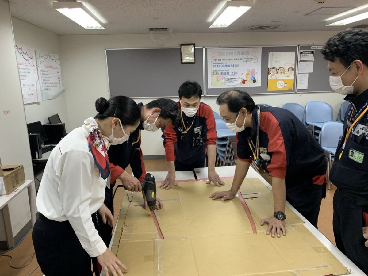 toyonaka_kouhou's tweet photo. 日本航空大阪空港支店から、雨合羽や市と同じ方法で作製されたポリ袋防護服、飛沫感染防止用のフェイスシールドの試作品など、多数の医療用品をご寄贈いただきました。
仕事の空き時間やゴールデンウイーク中も、作製作業をしてくださいました。
日本航空大阪空港支店の皆さま、ありがとうございます。 https://t.co/4ZrbgaOs5P