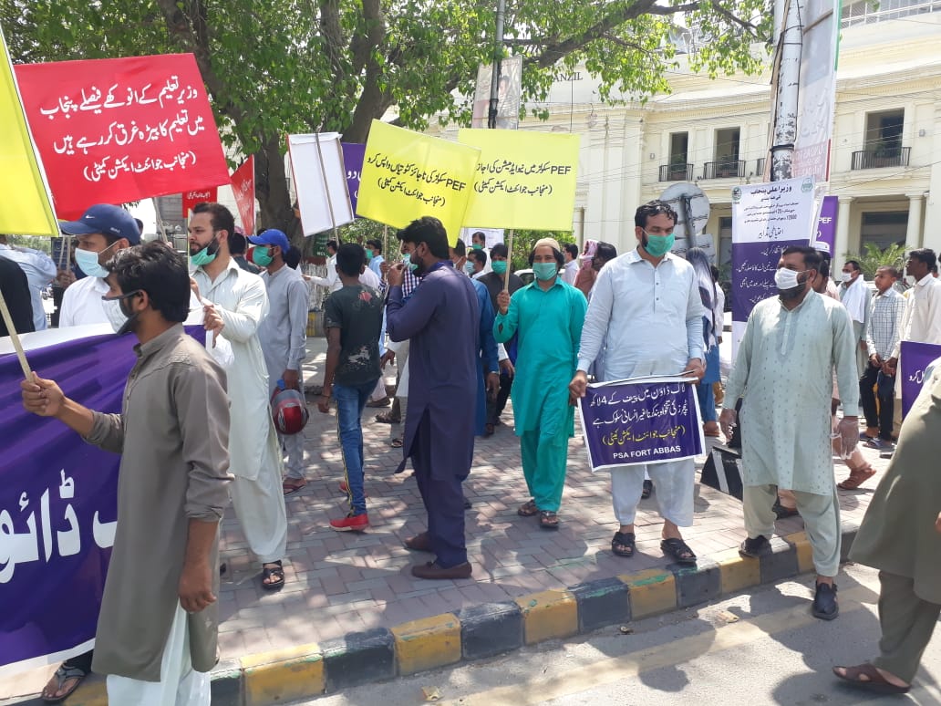 #PEF_Family
صرف تین ڈالر ماہانہ معاوضہ فی بچہ اس قلیل معاوضے میں سے بھی آدھے پیسے جرمانوں میں کٹ جانا اور بقیہ آدھی رقم کا  بھی وقت پر نا ملنا 
حکومت وقت کے لئے لمحہ فکریہ ہے

#پیف_اساتذہ_لاہور_احتجاج