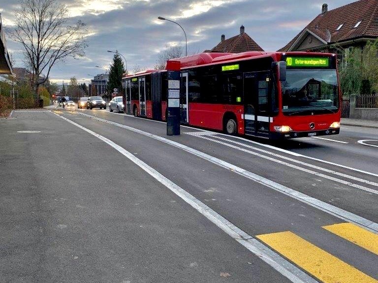 Bern_Stadt's tweet photo. In den kommenden Monaten werden fünf Bushaltestellen hindernisfrei umgebaut. Nächste Woche beginnen die Arbeiten an den Stationen «Rossfeld» und «Tavelweg». https://t.co/ZbNbS4BzXz https://t.co/rTz5gwlTZa