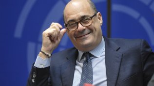 francescagraz1's tweet photo. #Zingaretti chiarisce, che non sta con i grillini per necessità
ma perchè, si trova proprio bene!
Dai migranti alla Giustizia, cioè quando i 5S danno il peggio di sè, il #Pd giura eterna fedeltà al governo Conte.
Costi, quel che costi! (Linkiesta)
#PdZingaretti
#PartitoDiDestra https://t.co/dAGeP1RJ13