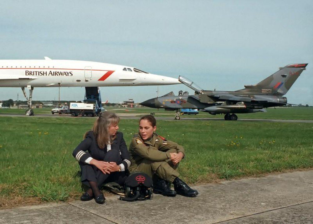 UKDefJournal's tweet photo. Britain's first female Concorde pilot Barbara Harmer and fast jet pilot Jo Salter meet. September 1995. https://t.co/UEmGGfgrSn