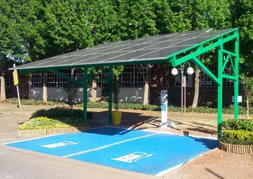 LCT_SA's tweet photo. In 2016 2 electric vehicle charging stations were installed in Centurion to support @CityTshwane in rolling out electric vehicles as part of their corporate messenger fleet.The City is leading the transition to motivate the public to follow suit through its growing infrastructure https://t.co/T2NXoGQgBE