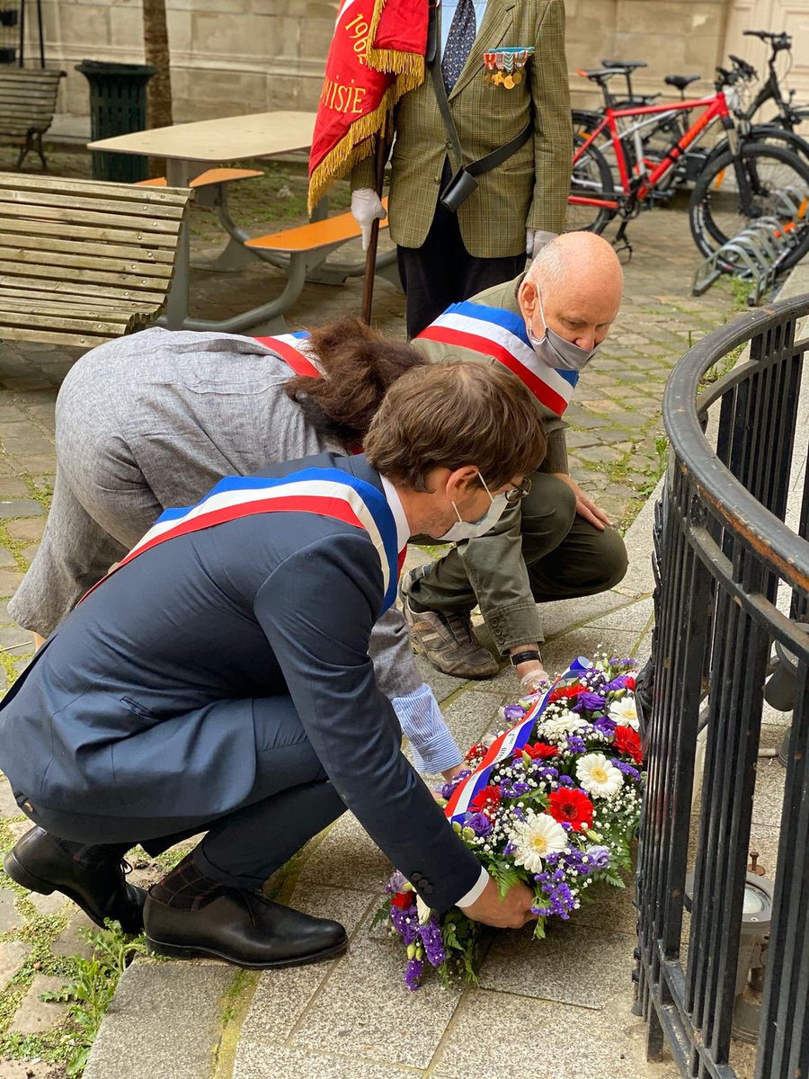 Mairiedu4e's tweet photo. 🇨🇵Ce #8Mai, c'est le 75ème anniversaire de la fin de la Seconde Guerre Mondiale.
Malgré le #confinement, le Maire @ArielWeilT accompagné de @evelyne_zarka et @cgirard et d’Alain #Fraitag, rend hommage aux anciens combattants et aux nombreuses victimes. 🇨🇵 https://t.co/4PJi1gGPgo