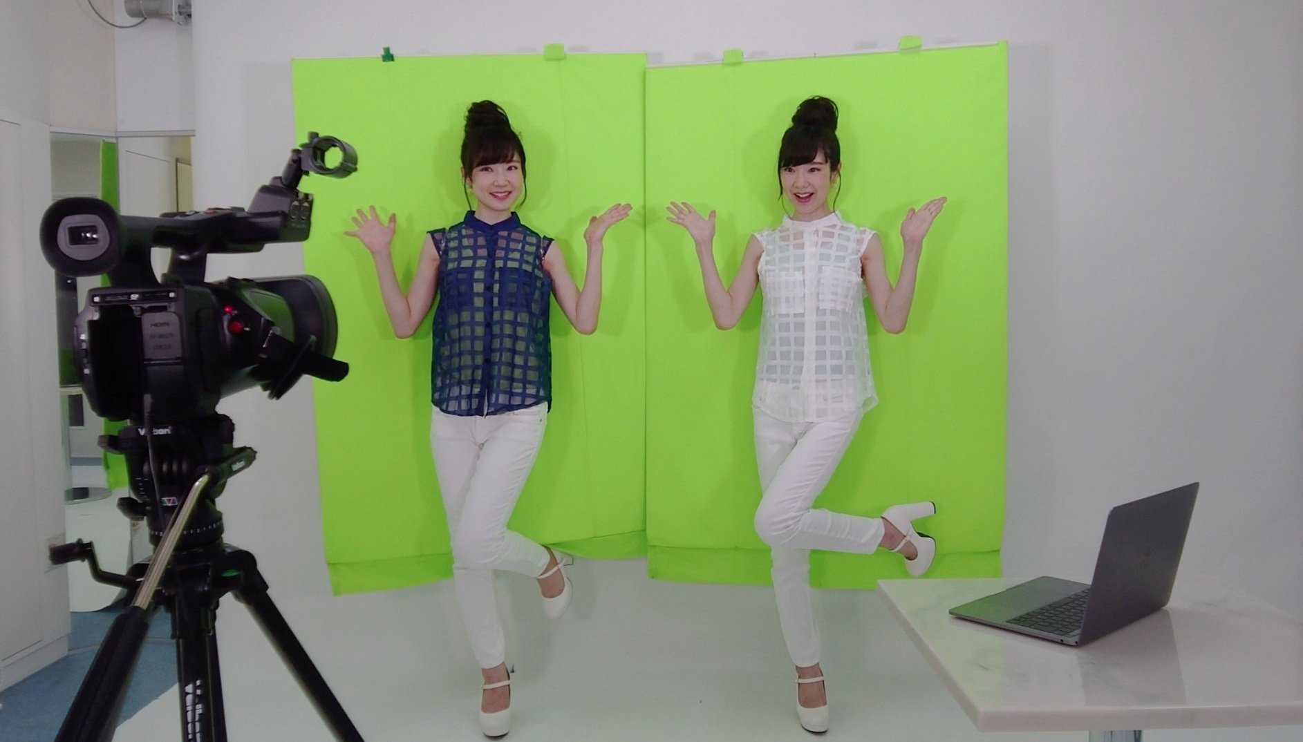 Mika Rika フリー素材アイドル リモート対応アイドル グリーンバックを背負ってオンライン撮影対応します ちなみに初見の方向けに説明すると グリーンバックがあると写真の切り抜きや合成がしやすい素材が撮れるのです 大きいスタジオ等に行かなく