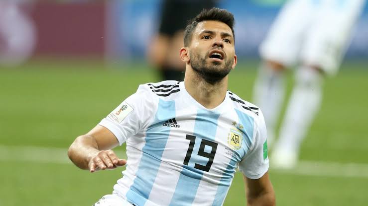 YOUR FAVORITE ARGENTINA  PLAYER?- Sergio Agüero - Lionel Messi - Diego Maradona - Paulo Dybala (NOT HERE? MENTION HIM)