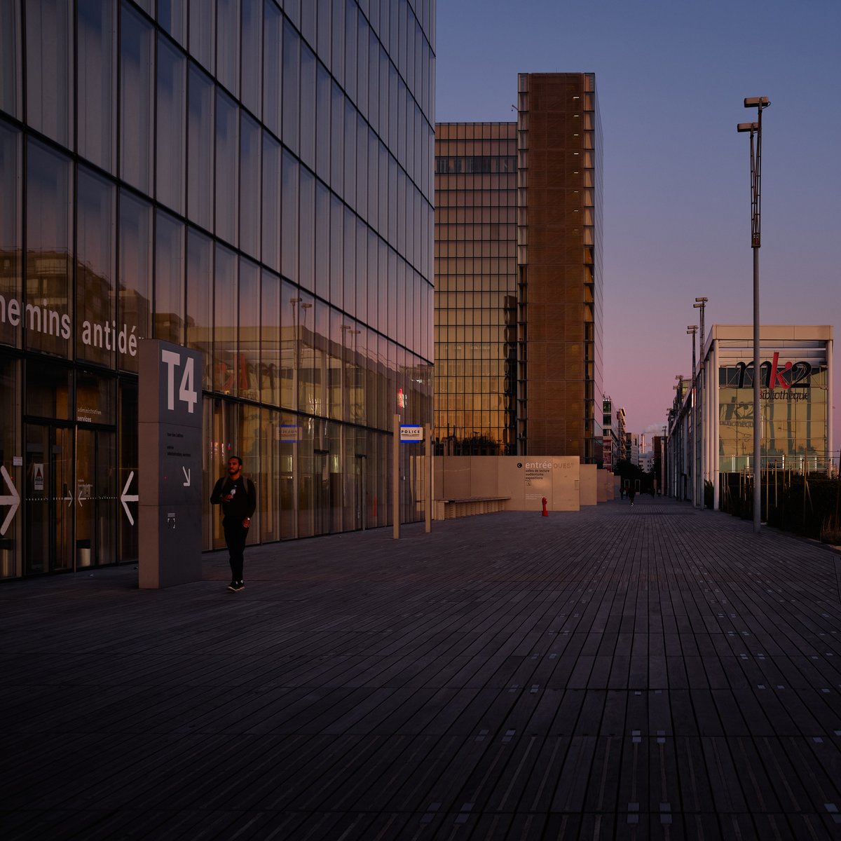 rosenstech's tweet photo. #Bibliotheques #Paris #summervibes #streetphotography #urbanphotography #photography #fujifilm_xseries #fujifilm #X100F #skyline #architecture #architecturephotography #dusk https://t.co/BQZMhYdyi5
