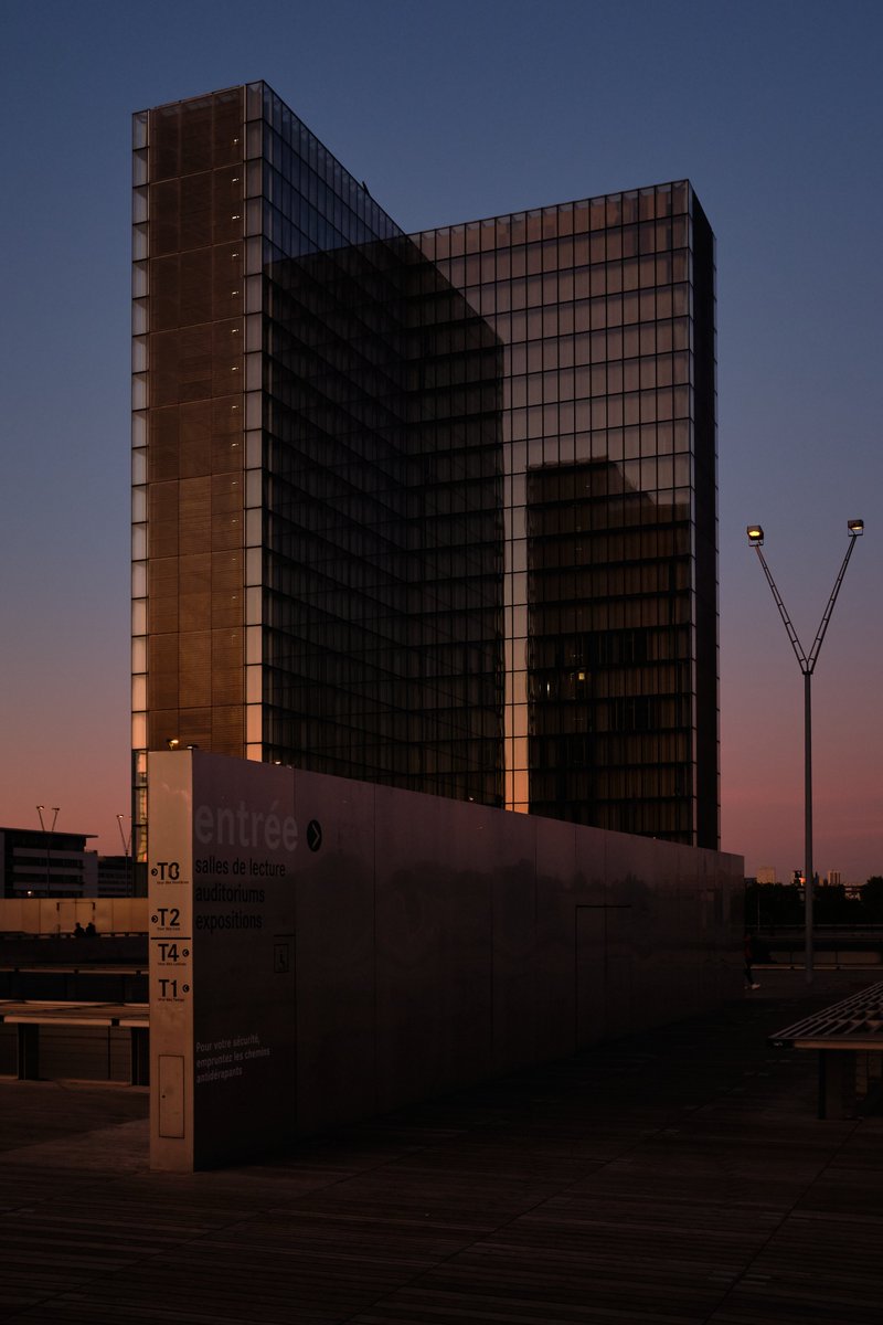 rosenstech's tweet photo. #Bibliotheques #Paris #summervibes #streetphotography #urbanphotography #photography #fujifilm_xseries #fujifilm #X100F #skyline #architecture #architecturephotography #dusk https://t.co/BQZMhYdyi5