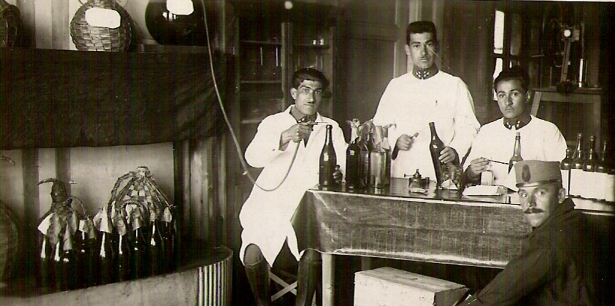 Süreyya Tahsin Aygün'ün çok az bilinen bir Resmi. Ailesinden Duygu Elbir'den almıştım. 1920'li yıllar, Ankara Etlik'de serum ve aşı çalışmaları. Hoca solda.
<a href="/mhasoksuz/">Prof. Dr. Mustafa Hasöksüz🇹🇷</a> <a href="/aktaserdogan/">Erdogan Aktas</a> <a href="/DeryaTR_/">Derya Unutmaz, MD</a> <a href="/HaberturkTV/">Habertürk TV</a>
<a href="/istanbulvethek/">İstanbul Veteriner Hekimleri</a> <a href="/ibb_veteriner/">İBB Veteriner</a> <a href="/iucveteriner/">İÜC Veteriner Fak.</a>