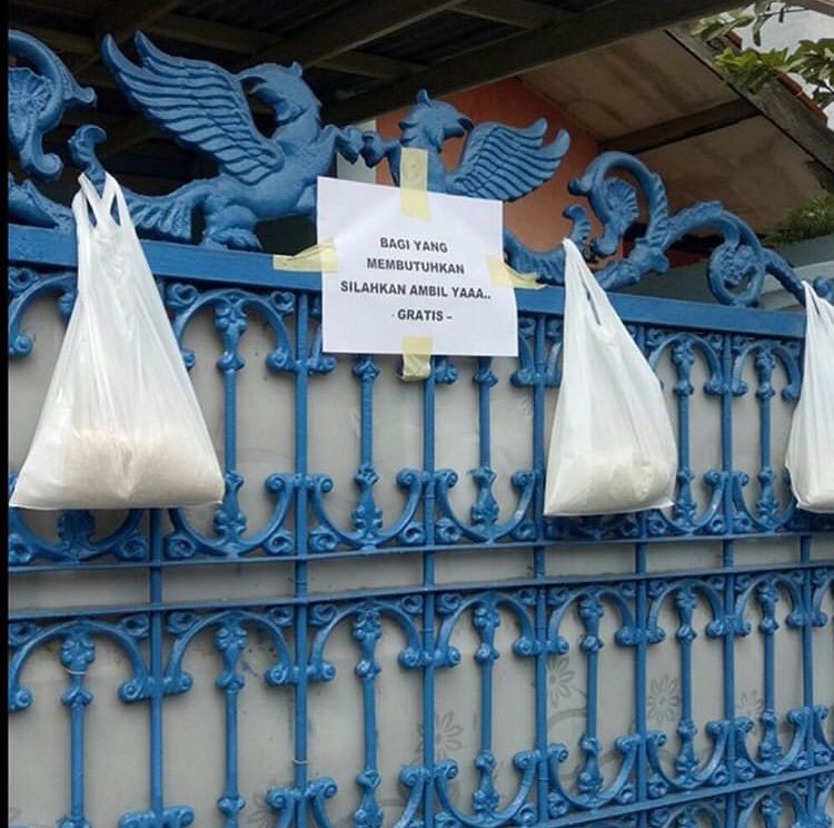 ridwankamil's tweet photo. PEMBATASAN SOSIAL harus bergeser ke SOLIDARITAS SOSIAL,

Solidaritas sosial di saat ini adalah kebutuhan. Menolong tetangga dan lingkungan terdekat adalah bagian dari bela negara kita saat perang melawan Covid-19 ini. https://t.co/OjEKrm0gLO