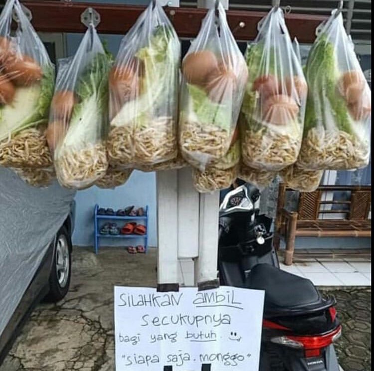 ridwankamil's tweet photo. PEMBATASAN SOSIAL harus bergeser ke SOLIDARITAS SOSIAL,

Solidaritas sosial di saat ini adalah kebutuhan. Menolong tetangga dan lingkungan terdekat adalah bagian dari bela negara kita saat perang melawan Covid-19 ini. https://t.co/OjEKrm0gLO