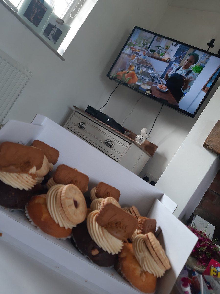 Perfect birthday morning,watching <a href="/BegumNadiya/">Nadiya Jamir Hussain</a> and eating all the cake 💕🍰🧁💕