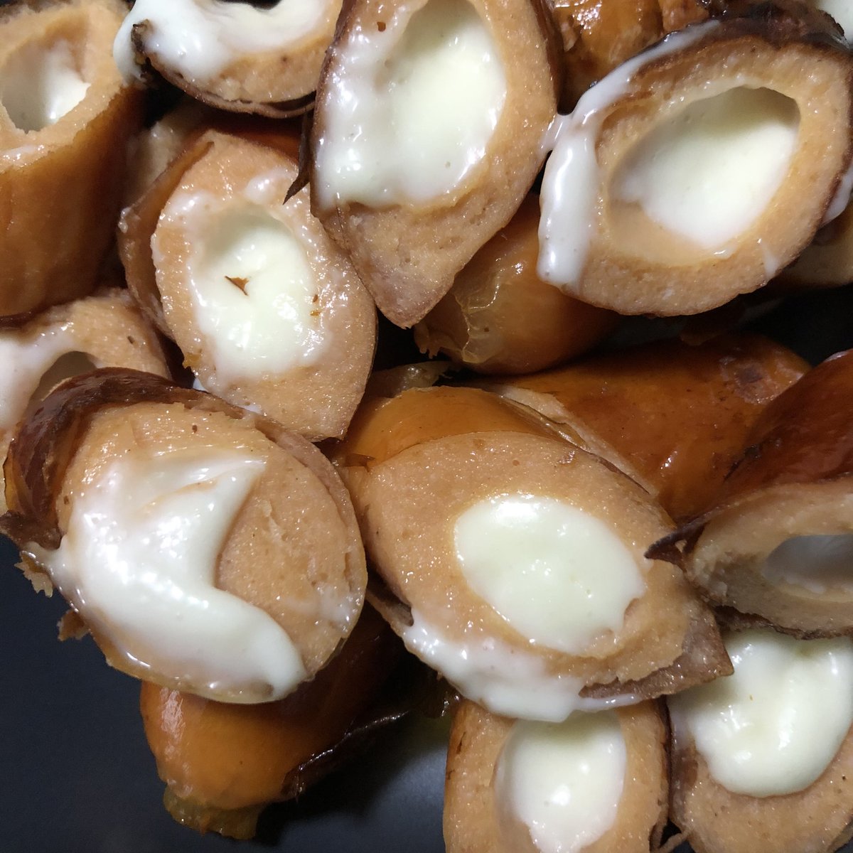 ดูความบ้าใส้กรอกชีสของบ้านเรา ช่วงหลังมานี้ AFM หาซื้อยากมากกกกกกก ถ้าเป็นไส้กรอกชีสคือต้องแบรนด์นี้เท่านั้น ไปแมคโครทีไรแม่งก็หมด หมดตลอด พอเจอคือต้องตุนไว้อะ5555555555 ทอดนานหน่อยให้หนังกรอบ มันจะกรึ้บๆๆ ชีสเยิ้มๆทะลักๆนะ ฟินตัย 🥺