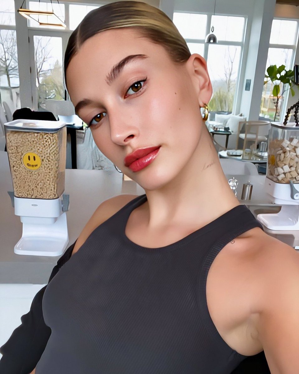 JAILEYSWRLD's tweet photo. Hailey Bieber has been serving so much during quarantine 😍 https://t.co/ky5il0jdFe