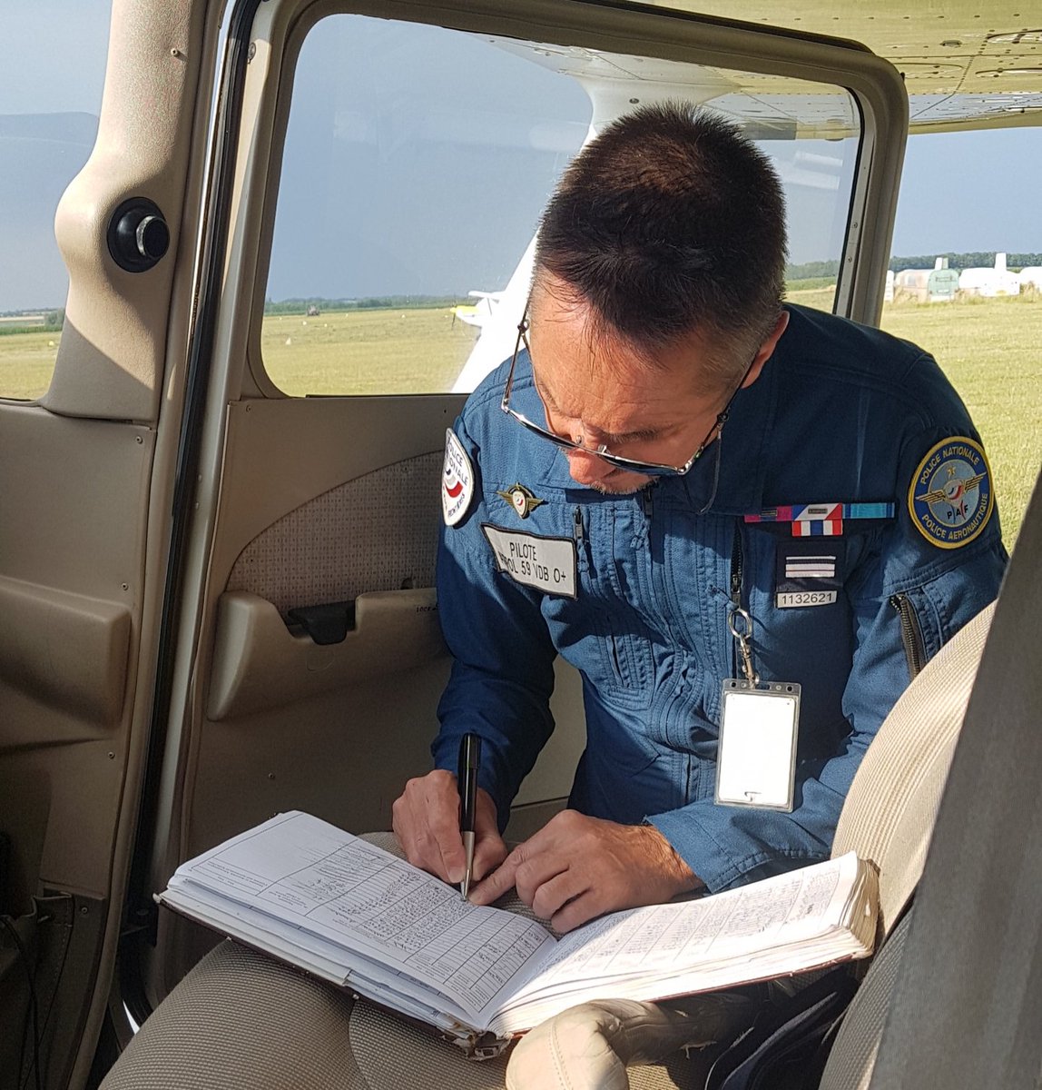 PoliceNat62's tweet photo. #carnetdevol #looping
Début de mission pour les pilotes de la #PoliceAuxFrontières qui nous assisteront dans les nôtres tout au long de ce long W.E. au dessus du @pasdecalais62 #RestezChezVous https://t.co/8AcWp2ePIv