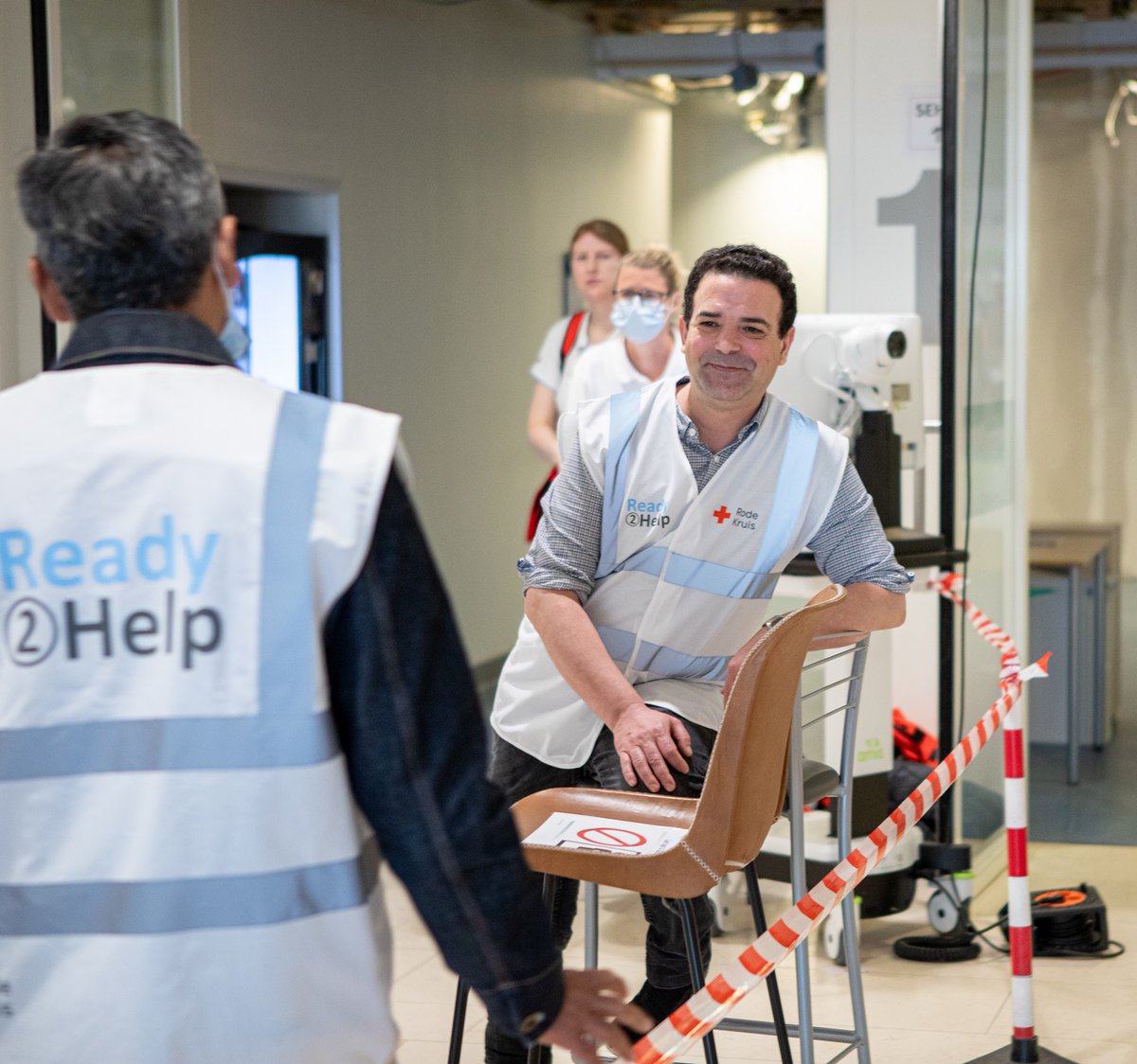 Kashif Charles was ambulancebroeder in Pakistan. Nu ontvangt hij patiënten in het Rotterdanse Ikazia ziekenhuis met het Rode Kruis. Hij is één van de 37 bewoners die zich graag wil inzetten voor de zorg. Lees meer: bit.ly/2WBjqib
#integratie #participatie #CoronaCrisis