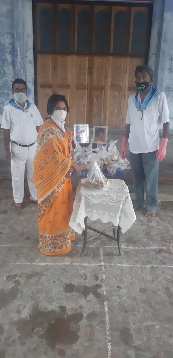 ssssoindia's tweet photo. #SSSSOIndia StateWing of #ASSAM #KarimganjDistrict #EswarammaDay distributed #40kits containing biscuits,choclates,cakes,nutritionbars,fruits(apples,bananas) suitable for 2 kids in a family for 2-3 days #YoungMinds #NextGen #LoveAllServeAll https://t.co/nEVtJpwlff