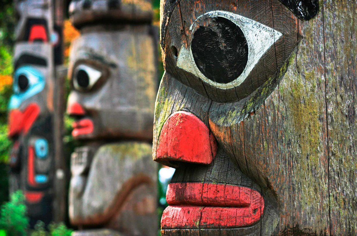 ultimate_dest's tweet photo. Today, our favourite photo comes from #ThunderbirdPark in Victoria, BC. Home to a host of stunning, colourful totem poles &amp; other #FirstNations monuments. Not to be missed on a trip to this part of #Canada.

#travelagent #chorleywood #favouritephoto #daydreaming #travelideas https://t.co/Qfq3cuaACh