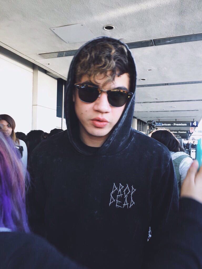 CTHESNY's tweet photo. calum hood                  calum hat https://t.co/fn7NOmQ0WX