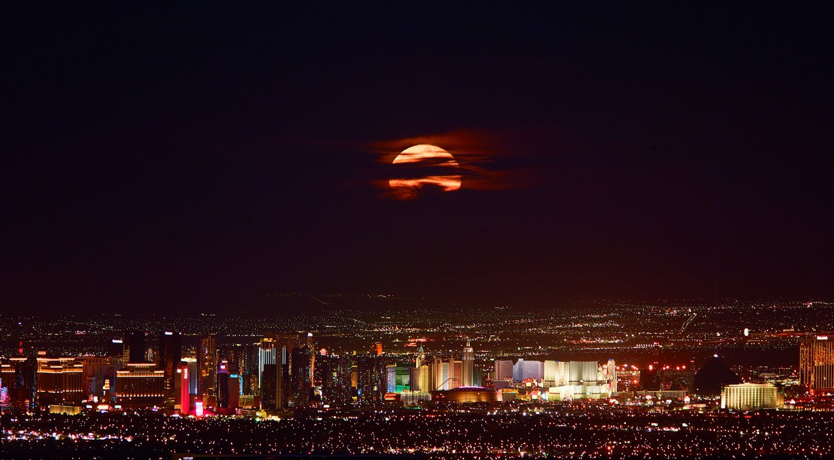 KevinJanison's tweet photo. The Flower Moon, the third and final Supermoon of 2020, rises over the mountains, above Las Vegas on Thursday night.  Photo from William Carr, photographer to the stars.  @News3LV #vegasweather #SuperMoon #supermoon2020 #FullMoon https://t.co/yosRprGxC0