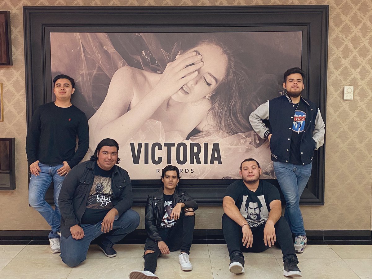 bhvbandmx's tweet photo. Se vienen cosas chingonas raza🤘🏻⚡️
#music #VictoriaRecords #Studio #Rock #Bass #guitar #BandsDownAtTheDairy #drums #vocals #NewMusic #recordingartist #Viral #Song https://t.co/UWk1ahoD6v