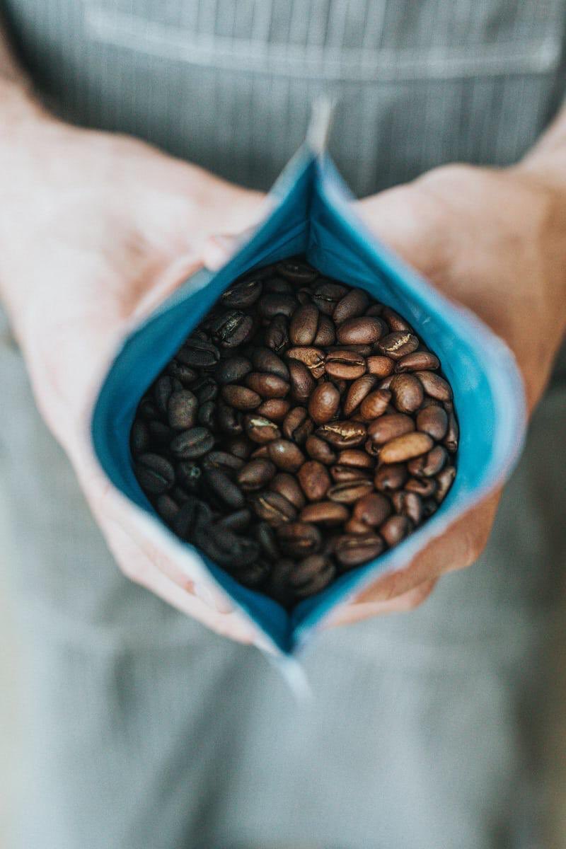cafe_elixir's tweet photo. ¿Porqué es mejor comprar el café en grano?
Se conserva mejor. Al moler el café, empieza un proceso de oxidación que hace que vaya perdiendo aroma y sabor. Recomendación: Moler tu café max. 15 minutos antes de consumirlo 👌
#coffeefacts #elixircoffees #specialtycoffee https://t.co/w2DwRZqECg