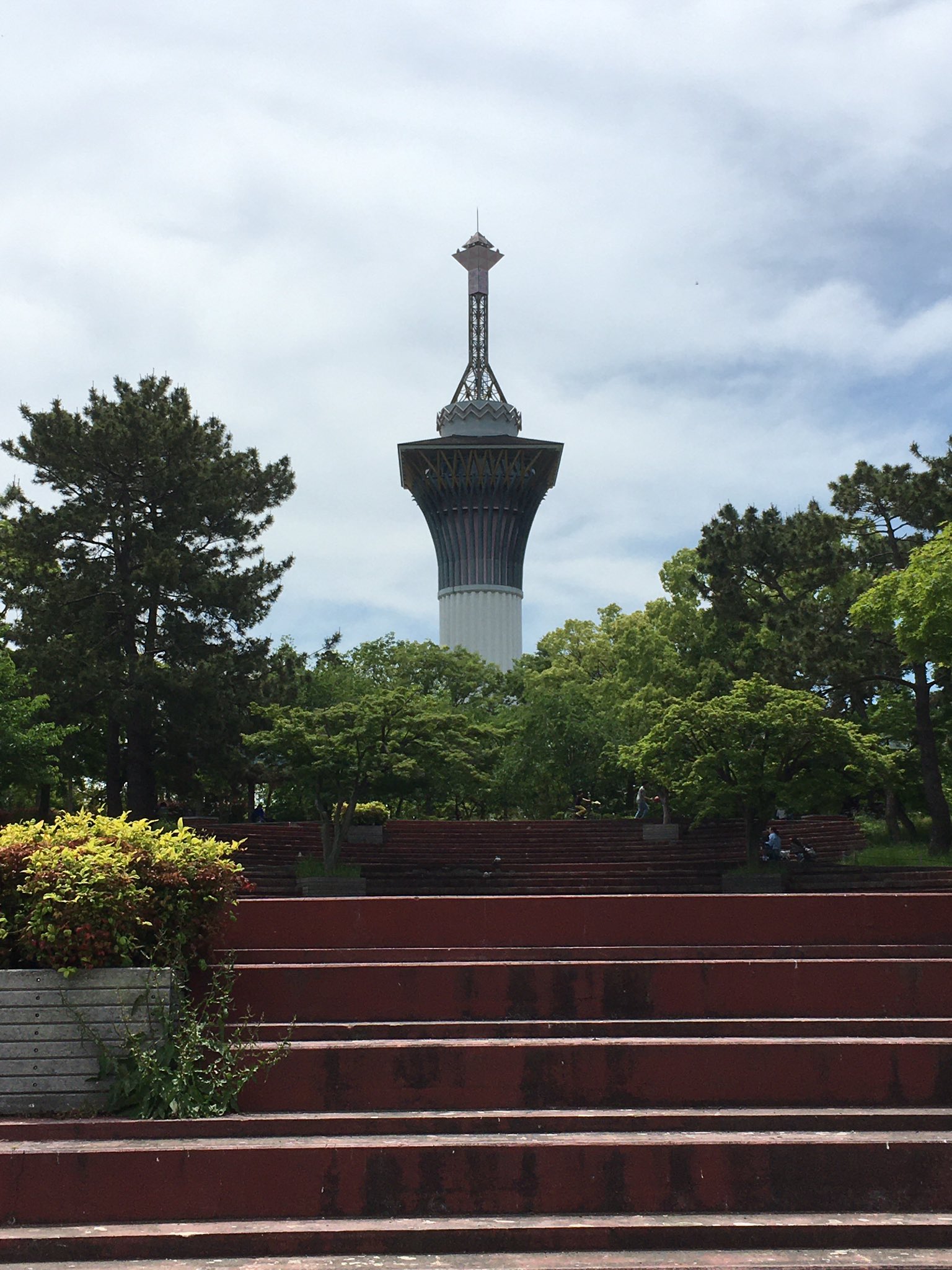 Pratinum Kid Today S 11 124steps At The Top Of Mount Tsurumishin When I Saw An Old Couple Sitting Together I Thought It Was Nice Gwチャレンジ 1日1万歩 ほっこり 鶴見新山 鶴見緑地 いのちの塔 コロナに負けるな