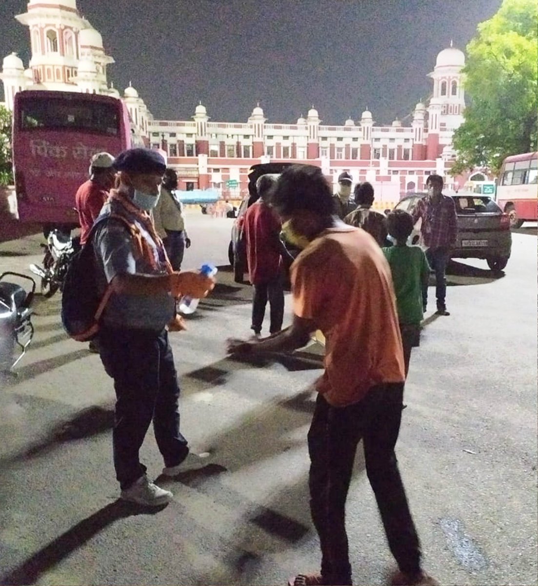drm_lko's tweet photo. समस्त कार्य को सामाजिक दूरी बनाये रखते हुए पूर्ण स्वच्छता के साथ  सम्पादित किया जाता है I यथासमय उच्च गुणवत्तापरक भोजन तैयार करके इसे ज़रूरतमंद समुदाय के मध्य पहुंचकर वितरित किया जाता है I @GM_NRly @RailwayNorthern @RailMinIndia #FeedTheNeedy  #IndiaFightsCoronavirus https://t.co/S0192A8YMu