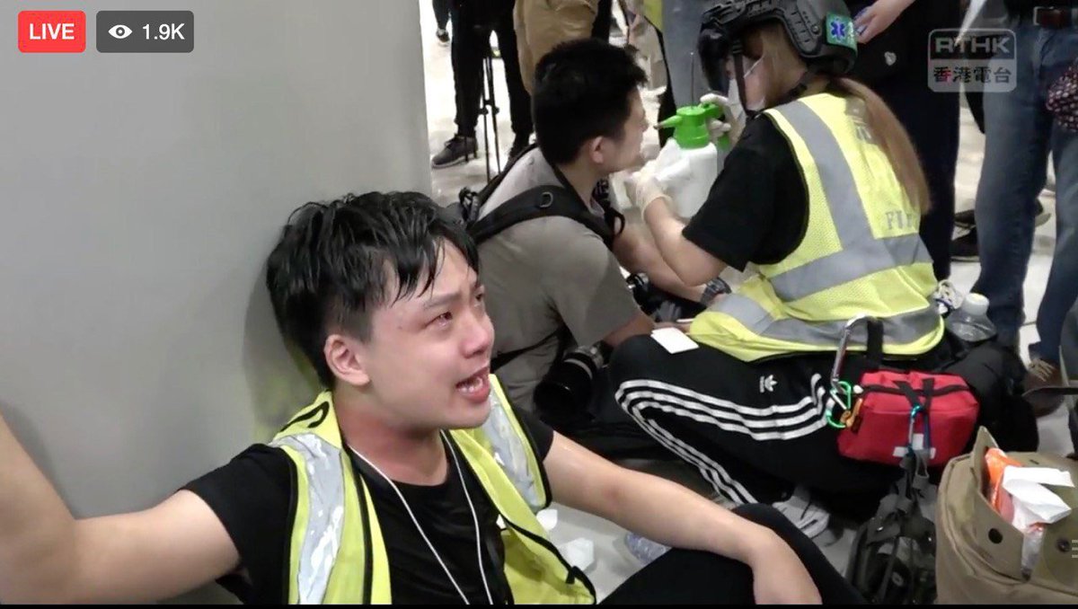KongTsungGan's tweet photo. Police have just pepper-sprayed reporters in IFC mall. From the looks of things, this was completely gratuitous. There was no one who could have been perceived as non-reporters in the vicinity, so this was a definite targeting of journalists. Here are a couple of the victims. https://t.co/A2hl3eCoRu