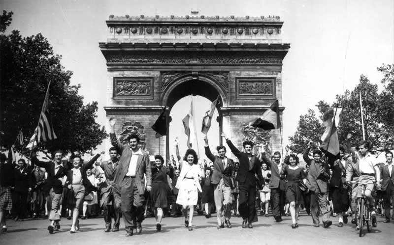 ParisAMDParis's tweet photo. 8 mai 1945.     Paris https://t.co/SPyfQc5oLh