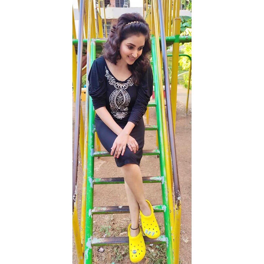 bhosle_rupali's tweet photo. ‘IF you ain’t CROCIN’ you ain’t ROCKIN’

There's social distancing but you'll find a better connection with CROCS!! 

PS : Glad to be associated with @CrocsIndia 

#AtHomeWithCrocs #Crocsindia #Classiccrocs #Stylewithcrocs #Jibbitzcrocs #Crocsjibbitz #Jibbitzcharms #RupaliBhosle https://t.co/qoASkzWMAc