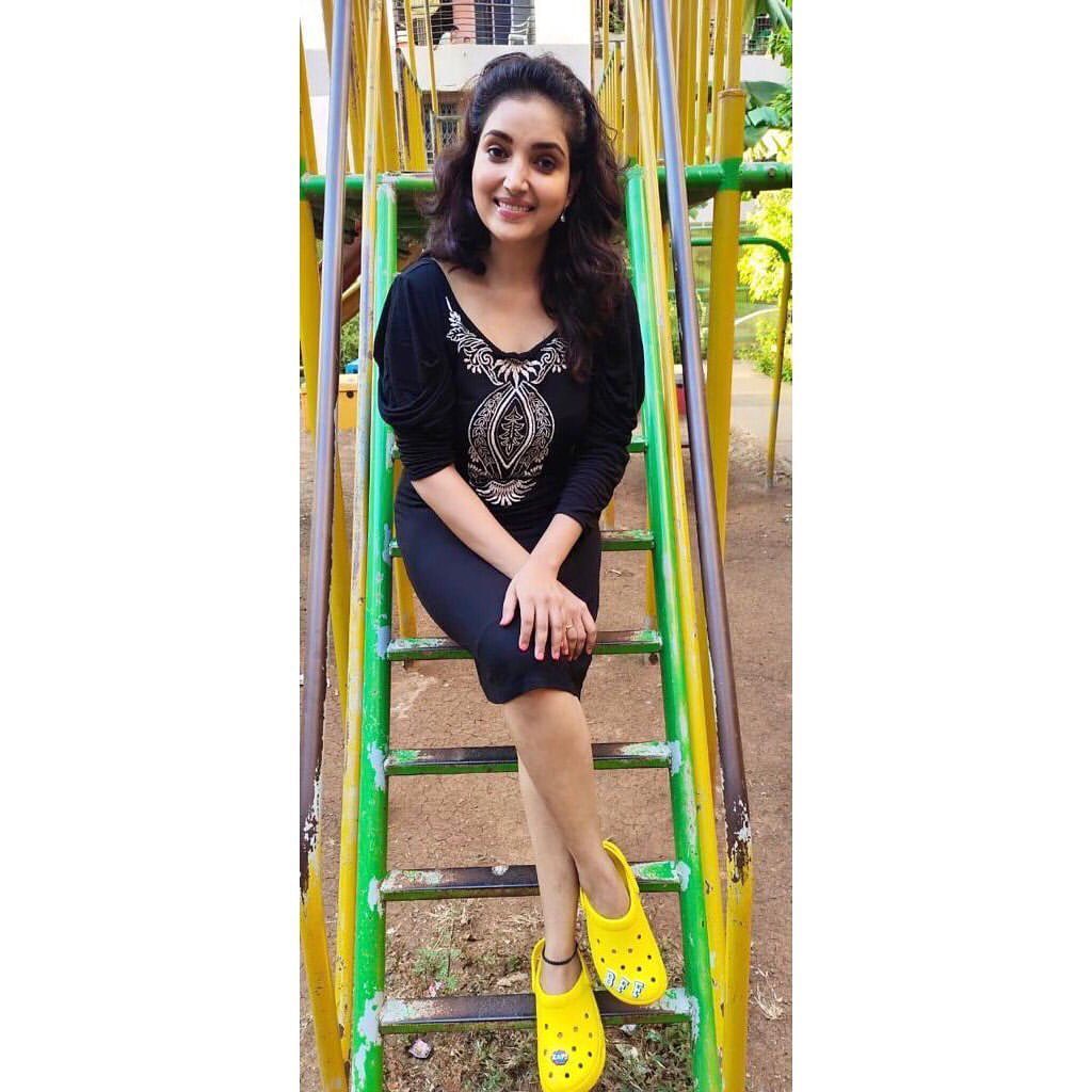 bhosle_rupali's tweet photo. ‘IF you ain’t CROCIN’ you ain’t ROCKIN’

There's social distancing but you'll find a better connection with CROCS!! 

PS : Glad to be associated with @CrocsIndia 

#AtHomeWithCrocs #Crocsindia #Classiccrocs #Stylewithcrocs #Jibbitzcrocs #Crocsjibbitz #Jibbitzcharms #RupaliBhosle https://t.co/qoASkzWMAc