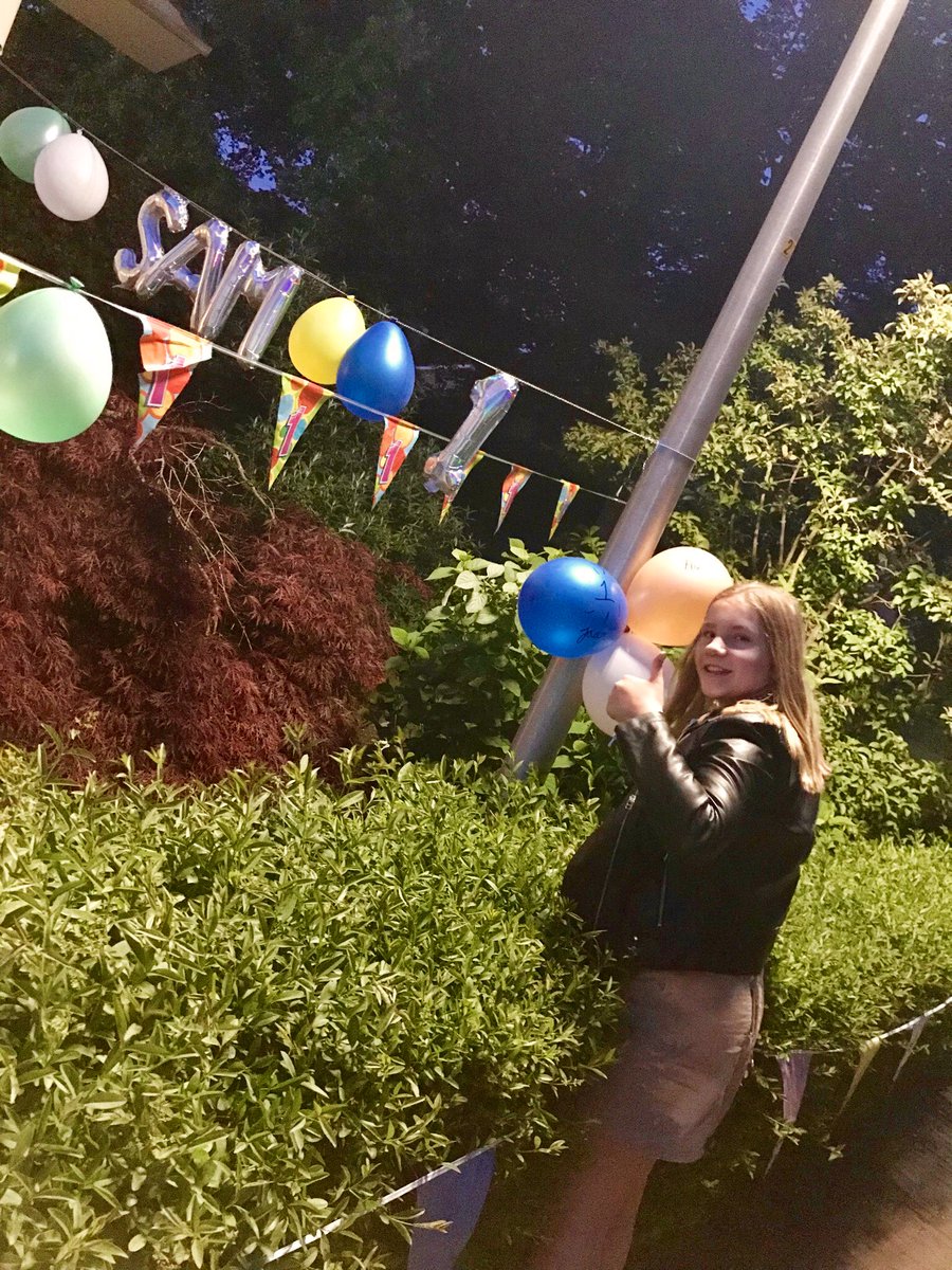 En wat doe je als je lieve kleine buurjongetje 💙 vandaag, in deze tijd, zijn 1e verjaardag viert? 
Precies, dan hangt onze Annamijn de avond ervoor de hele tuin wel even vol slingers 😂😍

HieperdepiepHOERA 🎈voor jullie Sam 🎉 <a href="/PDijkstra053/">Peter Dijkstra</a> 

#eenjaar #BlijfThuis #HappyBday