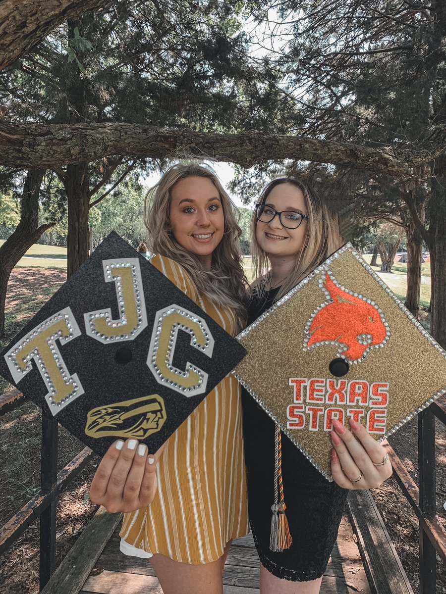kayleighvenable's tweet photo. can’t wait to graduate with my bestfriend #250milestoofar 💛 https://t.co/9JIPDrjskd