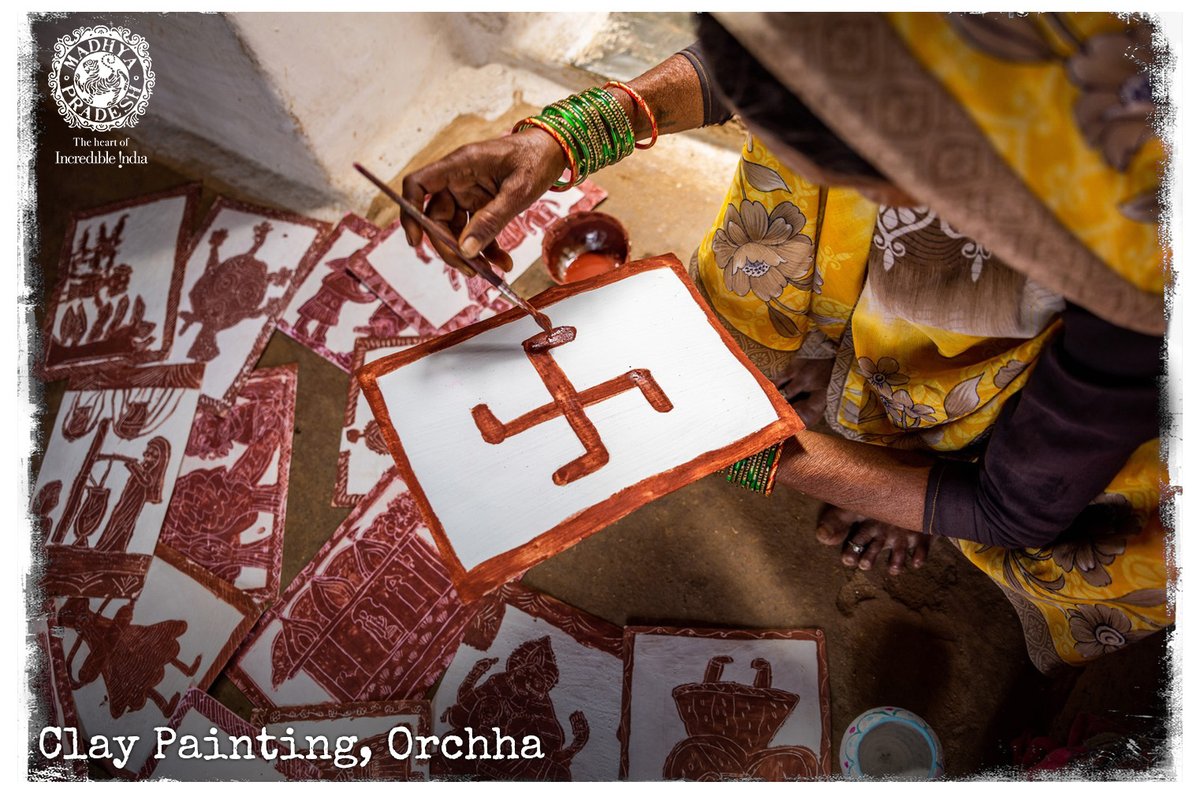 MPTourism's tweet photo. Ganj Gao in Orchha is home to artists who make rustic clay paintings. These paintings are a beautiful means to portray the artistry of their handwork. After lockdown, plan a trip to Orchha and buy these paintings &amp; add grace to your house interiors.
#MPTourism #StaySafe #StayHome https://t.co/2L0Ta6XuEn