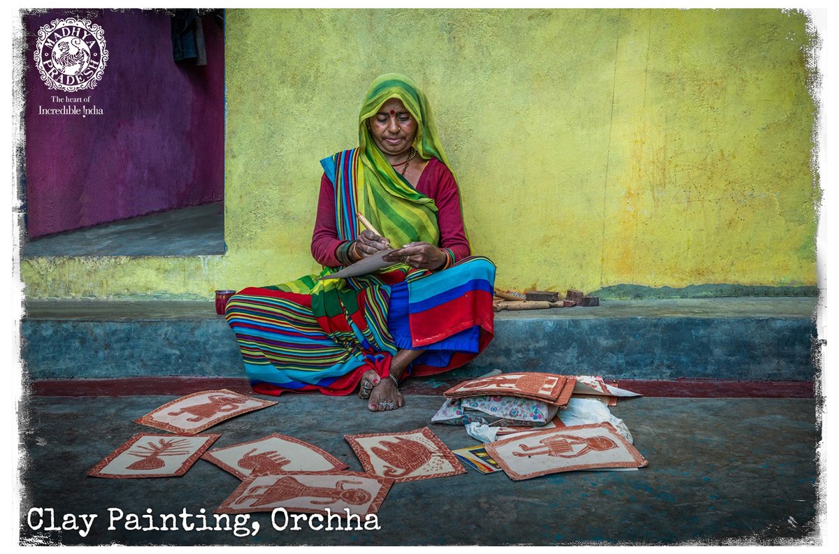 MPTourism's tweet photo. Ganj Gao in Orchha is home to artists who make rustic clay paintings. These paintings are a beautiful means to portray the artistry of their handwork. After lockdown, plan a trip to Orchha and buy these paintings &amp; add grace to your house interiors.
#MPTourism #StaySafe #StayHome https://t.co/2L0Ta6XuEn