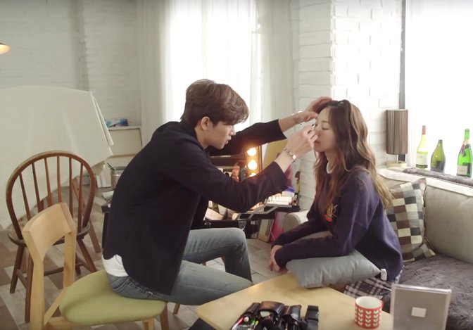 panwank01's tweet photo. เรื่อง Beautiology 101 8.5/10😍
เรื่องคือ นางเอกได้มาเรียนเกี่ยวกับ k-beauty ตอนเข้าคลาสเรียนคนที่ไม่แต่งหน้ามาครูก็จะเช็คขาด ซึ่งพระเอกก็เป็นคนที่แต่งหน้าเก่งมากแต่งโดยใช้แปรงเหมือนกับกำลังวาดรูประบายสี
เรื่องนี้ได้ความรู้เกี่ยวกับการแต่งหน้าด้วยจ้า🥰
#ซีรี่ย์เกาหลี #รีวิวซีรี่ https://t.co/Yb54qno7cP