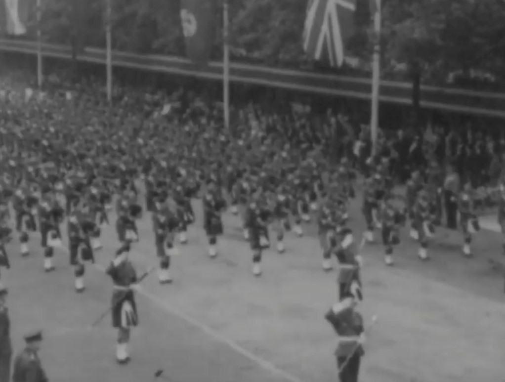 TheLdnArchives's tweet photo. With the #VEDay75 celebrations today we thought we'd share this silent film of the London Victory Celebrations on 8th June 1946, commemorating the final British and Allied victory in the Second World War https://t.co/5XvblvNgWM #VEDay #Film #HD #WW2 #Parade #Celebrations #London https://t.co/yz7FQvl7gB