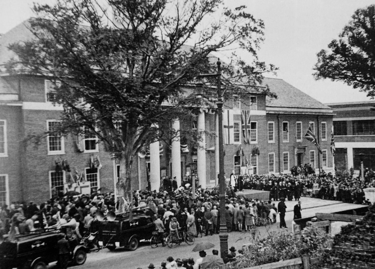 WorthingJournal's tweet photo. On May 8, 1945, crowds gathered outside the Town Hall, pictured, to hear a short speech by the Mayor. There were services of thanksgiving all over town, then the party began.
#Worthing #Worthinghistory #WorthingVEday https://t.co/daQEK5k3iw