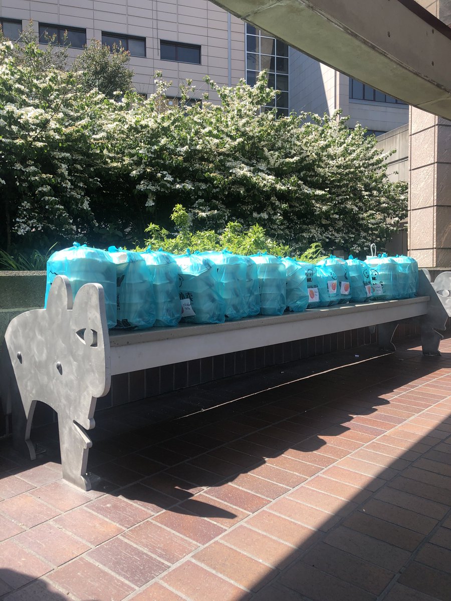 HustSeattle's tweet photo. University of Washington Medical Center UWMC receiving yummy meals~ Delivered by FanTuan Delivery 饭团外卖
At this critical time, supporting both local small businesses and medical workers are our top priorities. 
Thanks  @UWMedicine for serving our community!   #WeGotThisSeattle https://t.co/zgNzFZrFHC