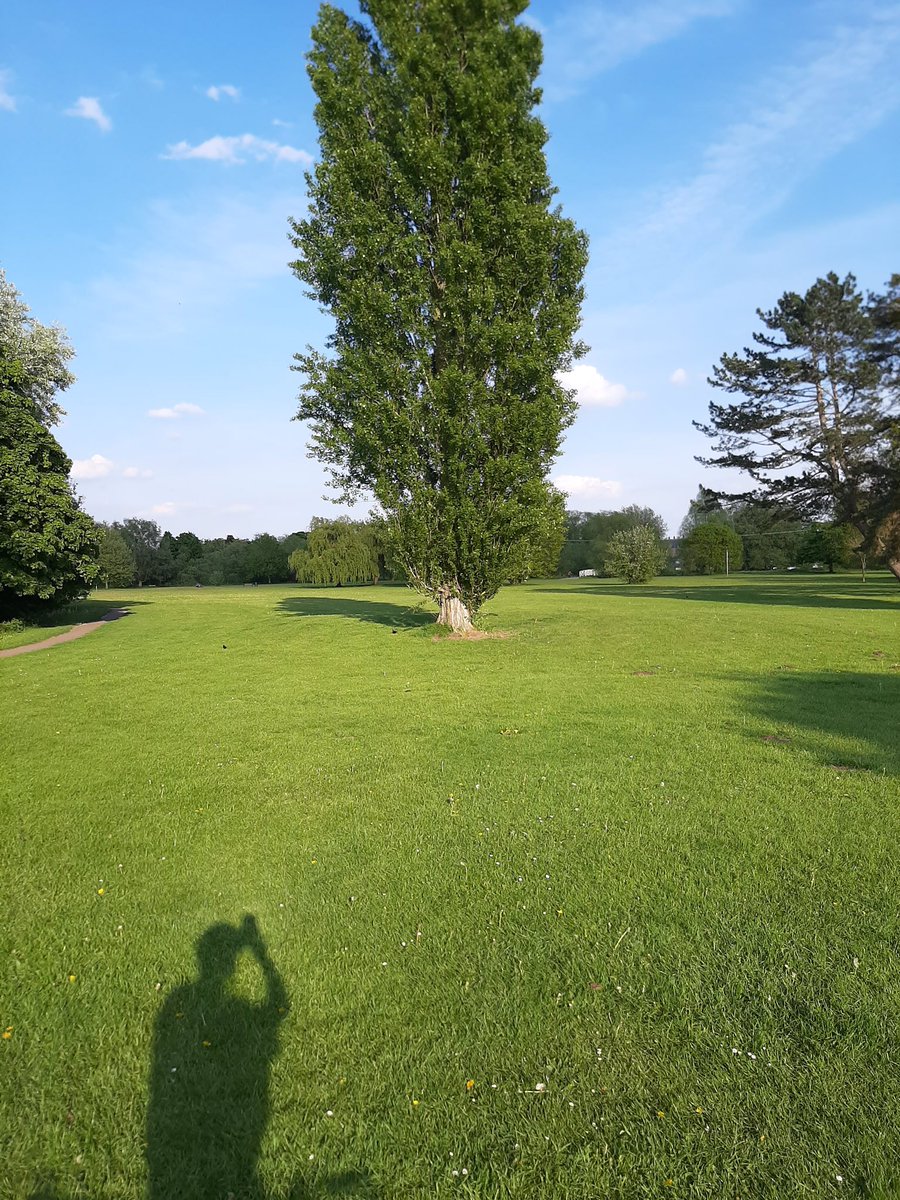 HuntsCops's tweet photo. We are extremely lucky in St Neots to have some great parks and green spaces for people to enjoy. Please say Hi when you see me out on patrol on my bike. #StaySafe #PCDAN #PedalPatrol https://t.co/4nXcfIpPWF