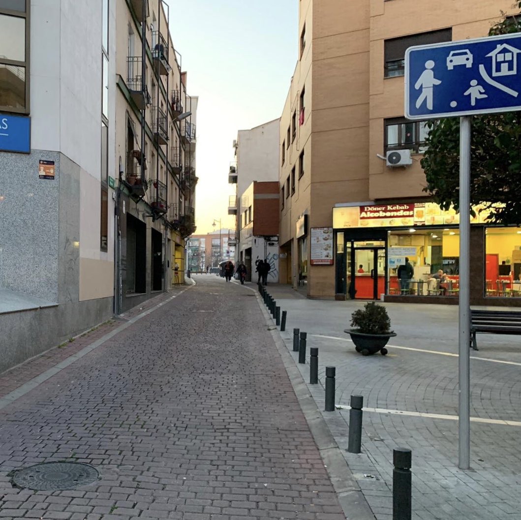 Los vecinos de Alcobendas necesitamos urgentemente aceras más amplias que garanticen la seguridad y la salud. @ALCBDS_Ayto 
¿Hay algún plan de ensanchamiento de aceras, peatonalizacion de zonas de aparcamiento y ampliación de calles de prioridad peatonal?