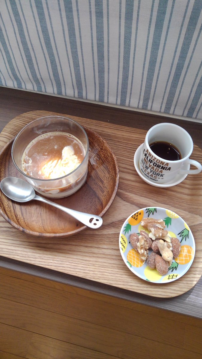 komamecoffee's tweet photo. 初夏の新メニュー「こまめアフォガード」贅沢にもハーゲンダッツバニラにこれまた贅沢にも濃い目にドリップしたキリマンジャロをかけて召し上がれ。
#アフォガード
#隠れ家カフェ
#狭山カフェ
#初夏のスイーツ https://t.co/2asfsrrY6z