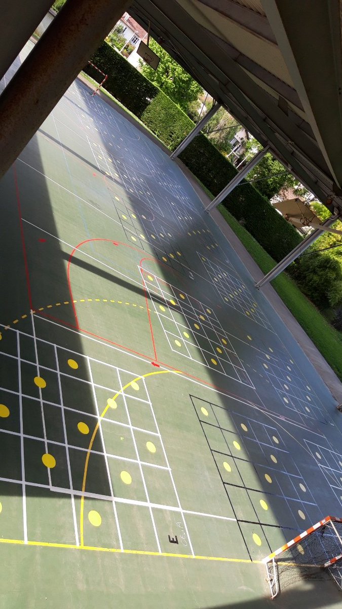 Fin de la préparation de la zone de confinement avec distanciation sociale pour le retour des élèves ! Un jeu grandeur nature !