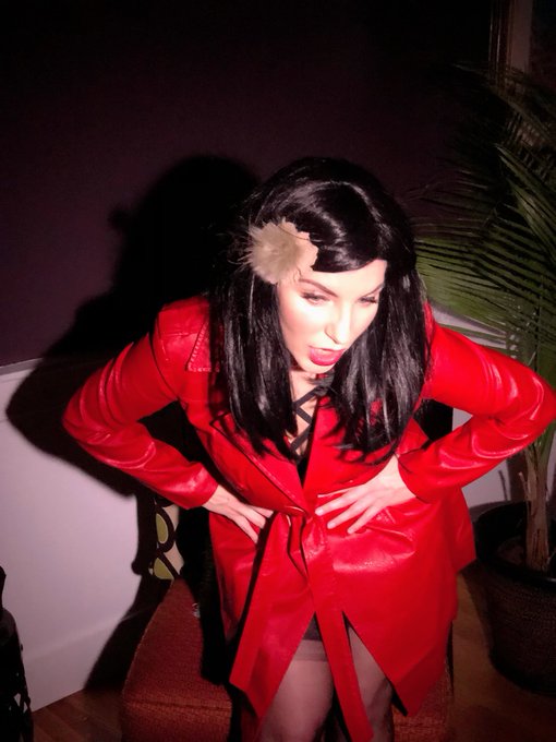 1 pic. Thank you to everyone who came to my Femme Fatale live show tonight ? 

https://t.co/dDpNfb9cxB