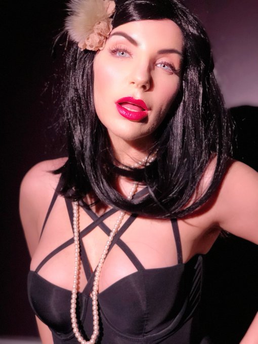 2 pic. Thank you to everyone who came to my Femme Fatale live show tonight ? 

https://t.co/dDpNfb9cxB