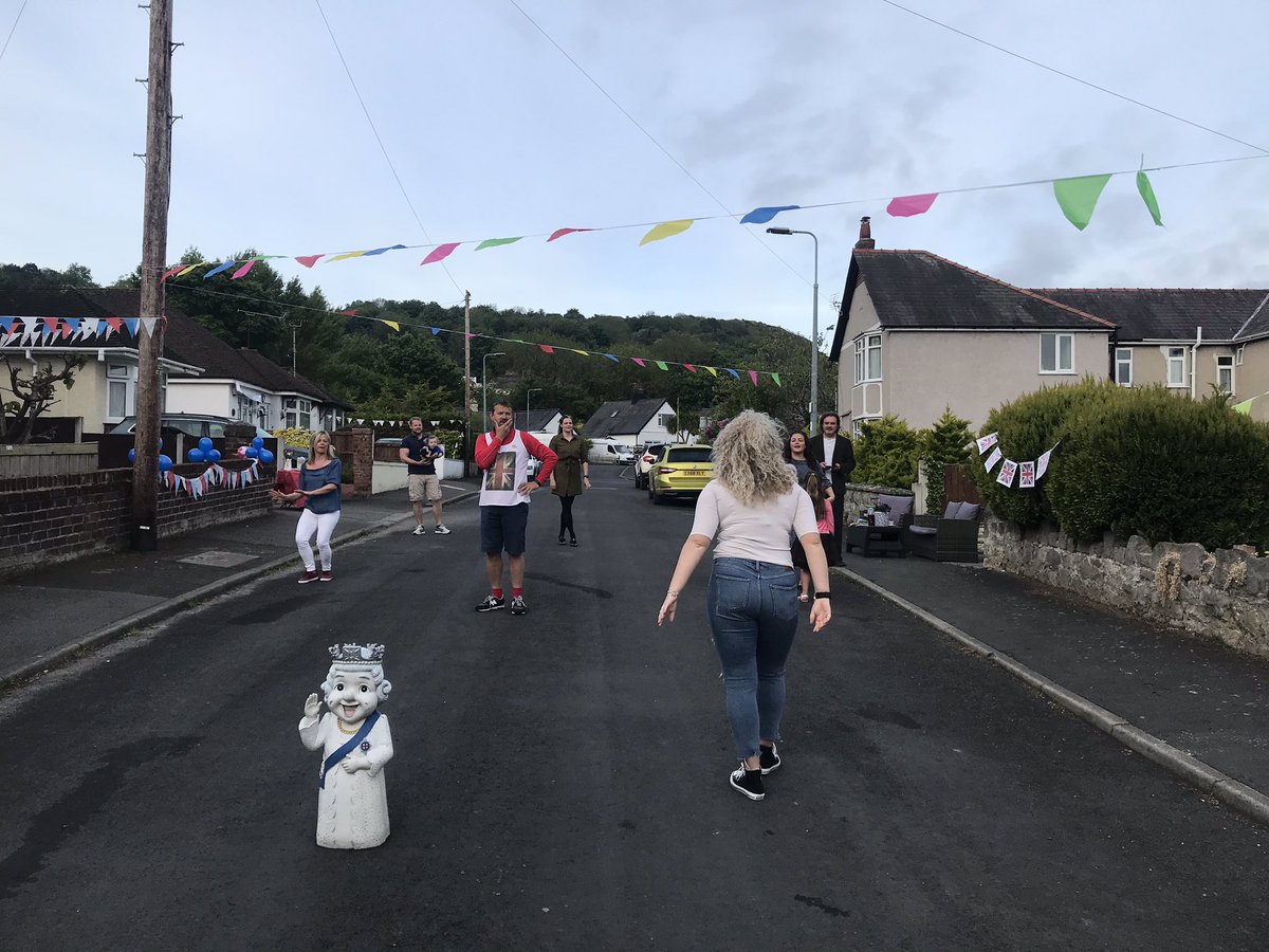 katehmedia's tweet photo. Coming up at 0725 on @GMB the ‘VE Day dance’ on a street in North Wales to mark #VEDay75 #VEDay2020 These residents have been dancing daily together whilst keeping a safe distance from one another @peteonsound @JeffMediaSat1 https://t.co/AwCPIJyHGE
