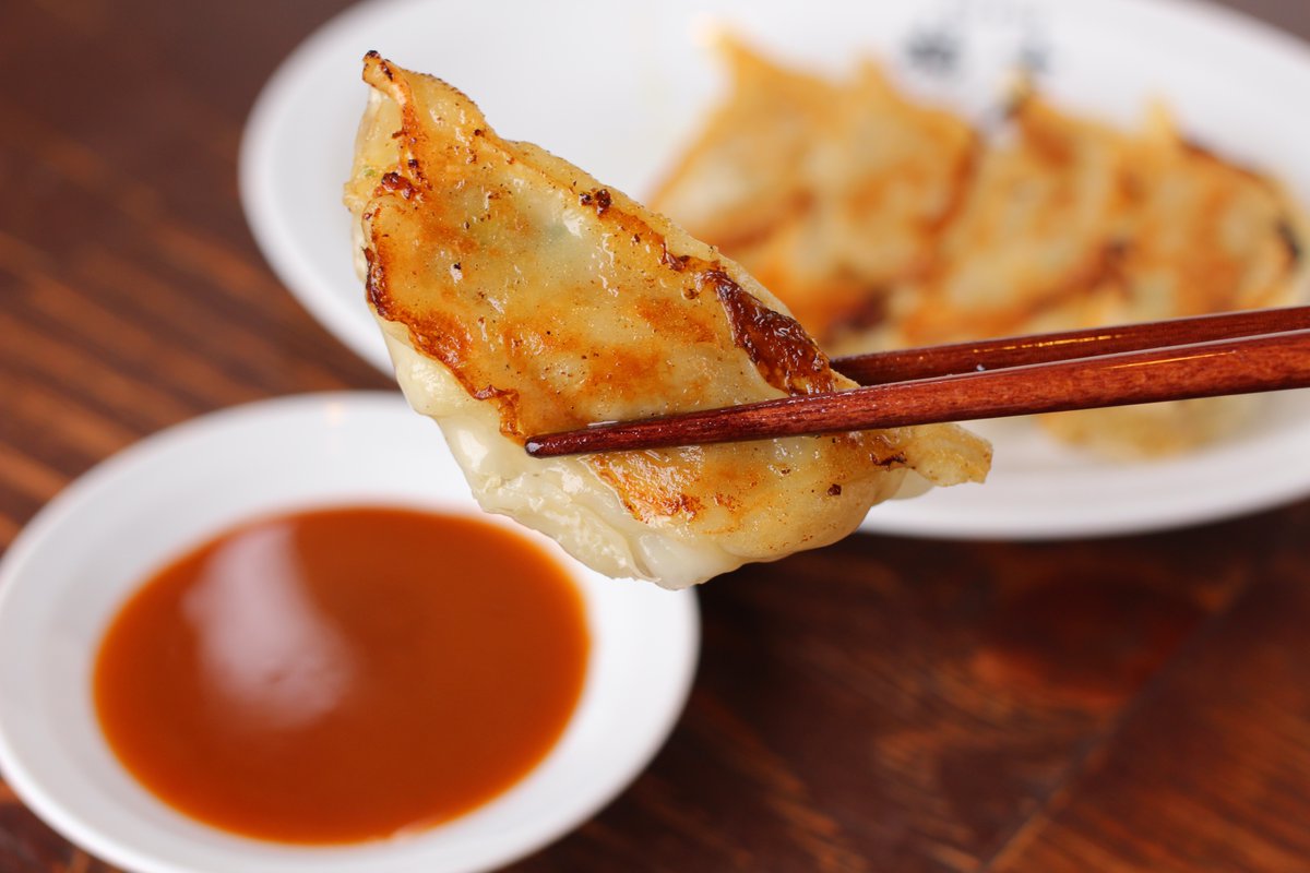 ＼「 #餃子フェス」ファミリー💛応援プロジェクト／
🥟餃子の専門店 福吉（京都・伏見）
🍽味噌だれで食べる薄皮肉汁餃子
豚肉と白ネギ、そして独自の調味料をブレンドした
肉汁たっぷりの焼餃子は薄皮のパリッとした食感が特徴❣️
大好評の特性味噌ダレでお楽しみください✨
👉x.com/Gyoza_Fukuyoshi