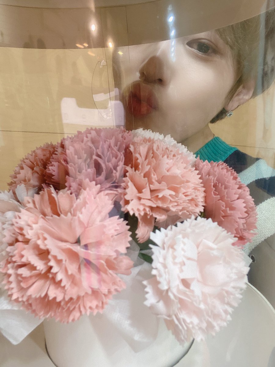 HSW_officialtwt's tweet photo. [☁]
⠀
오늘은 어버이날!
부모님, 주변 어른들께 감사하고 사랑한다고 말해보는 건 어떨까요?😘
⠀
어느 각도에서 봐도 멋있는 구르미와 하늘처럼 예쁜 카네이션의 조화 = 완.벽💜💙💛
⠀
#하성운
#HASUNGWOON
#어버이날 #ParentsDay https://t.co/OgNR5cktU0
